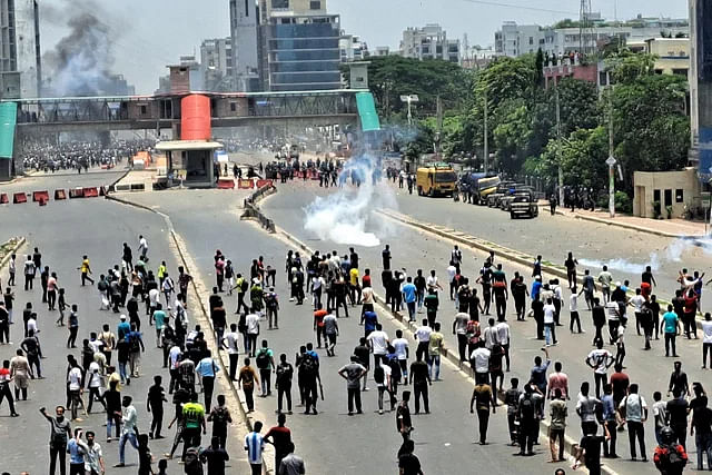 Chase and counter-chase takes place between protestors and police-RAB in Uttara around 1:30pm on 18 July 2024